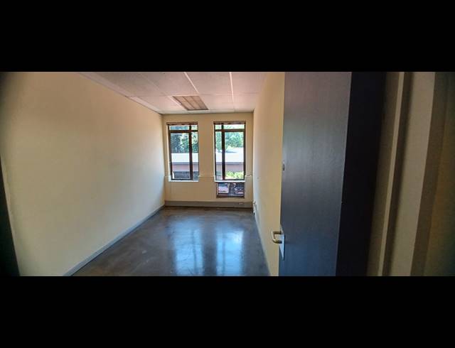 389M² OFFICE TO LET IN HYDE PARK